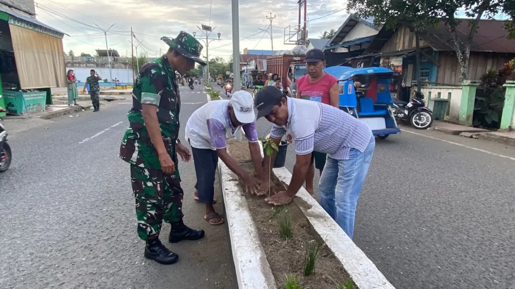 Kodim 1514/Morotai Tanam Pohon Bersama Warga Desa Gotalamo dan Daruba
