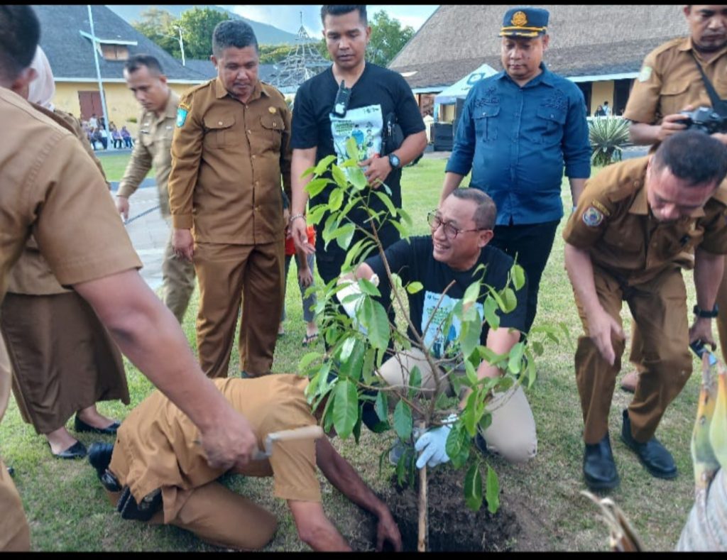 Tanam 773 Pohon Cengkeh dan Pala, Secara Simbolis Dilakukan Wali Kota Ternate.