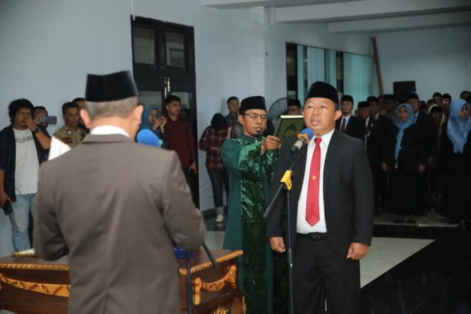 
 Rizal Marsaoly saat mengambil sumpah dan jabatan sebagai Sekretaris Kota (Sekkot) Ternate. Foto istimewa 