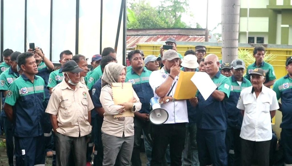 Ratusan TKBM Pelabuhan Ahmad Yani, Ternate Gelar Aksi Damai Tolak Rancangan Permenaker RI