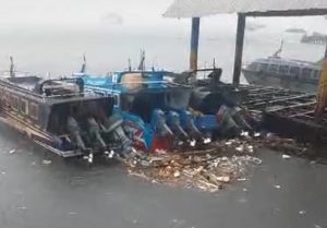 Hujan Mengguyur, Banyak Sampah Mengambang di Laut Ternate