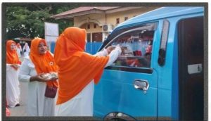 Bimas Islam Kemenag Halsel Bersama Majelis Taklim Binaan Bagikan 1500 Paket Takjil Ramadan.