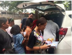Karyawan Indotan Berbagi Pakaian Layak Pakai Untuk Fakir Miskin