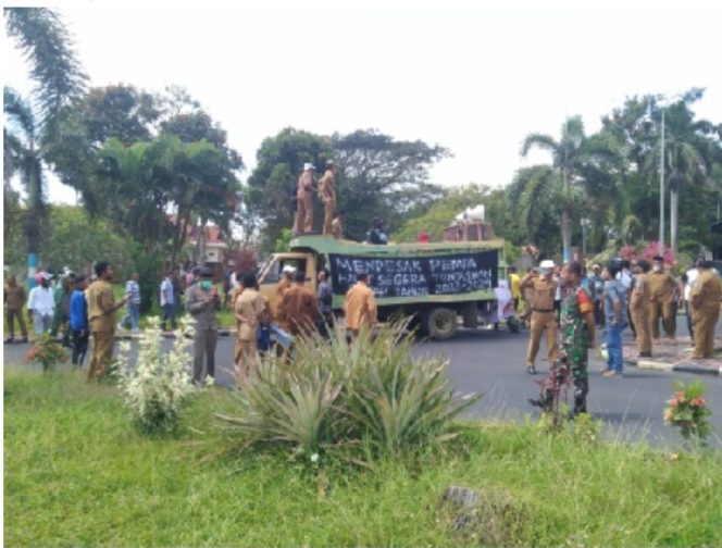 
 Pemda Halut Utamakan Gaji pejabat dan PNS, Para Kades dan Perangkat Desa Di Duga Di Anak Tirikan.