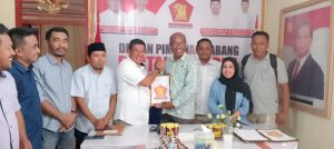 Di Dampingi Tim Dalam Pengambilan Formulir, BK Di Sambut Dengan Kalungan Kain Serta Iringan Lagu Togal. 