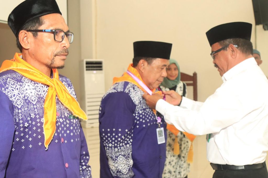 Bupati Dan Kakankemenag Haltim Melepas 65 CJH.