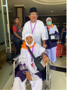 Wujud Perhatian Dan Pelayanan Terbaik, H Idris Dampingi Jamaah Lansia.