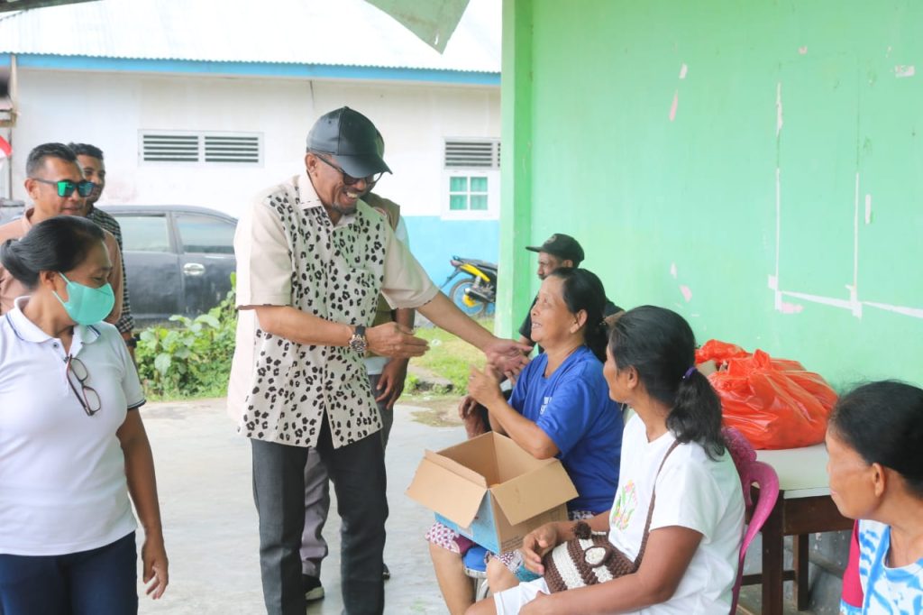 Husain Alting Sjah, Disambut Hangat Oleh Pengungsi Erupsi Gunung Ibu Halmahera Barat