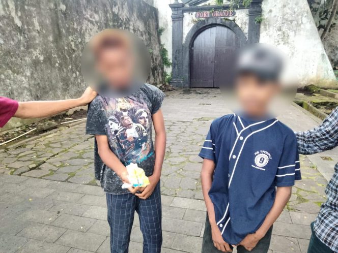 
 Dua Bocah Saat Diamankan Petugas Satpol-PP Kota Ternate