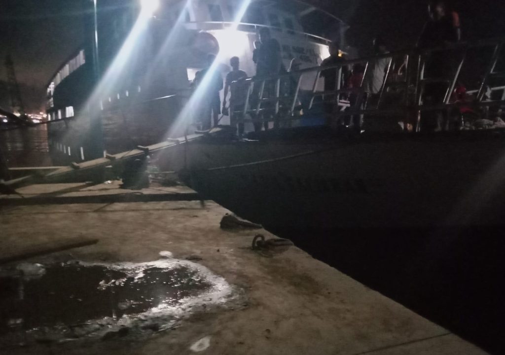 Penumpang KM Ajul Safikram 02 Ngamuk Gegara Kapal Tertahan di Pelabuhan Kawasi-Obi