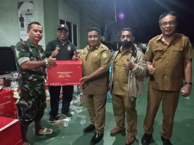 
 Kadis Sosial Malut saat menyerahkan bantuan secara simbolis