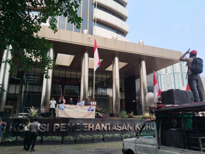 
 orasi di gedung KPK