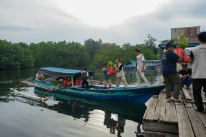 NHM dan Mahasiswa KKN Kolaboratif Gelar Aksi Bersih Pantai dan Penanaman Mangrove di Pulau Kumo