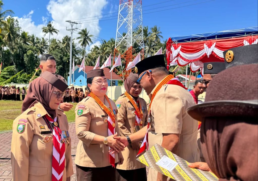 Kepala BKAD Halbar Terima Lencana Melati dari Kwartir Nasional Gerakan Pramuka