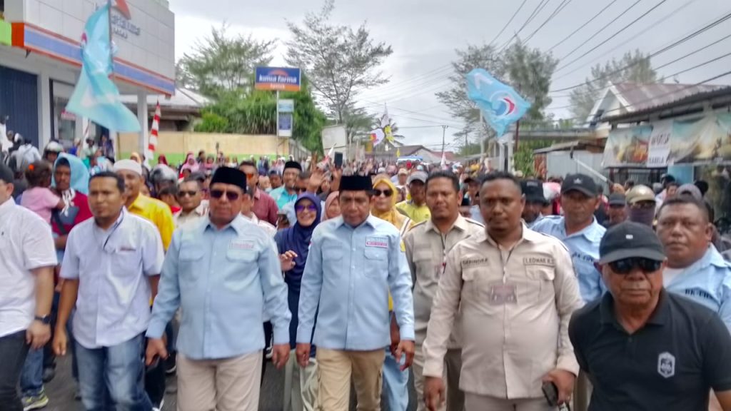 Ribuan Pendukung BK-UHS Jalan Kaki Kawal Pendaftaran ke KPU Halsel