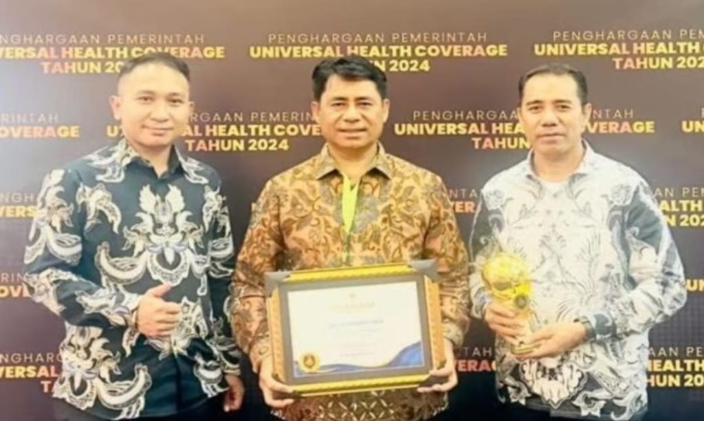 Bupati Halmahera Timur Terima Penghargaan UHC dari Wapres Ma’ruf Amin