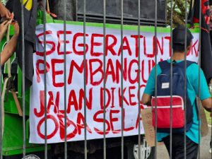 Desak Pemprov Malut Tuntaskan Jalan di Oba Selatan, Masyarakat Gelar Unjuk Rasa