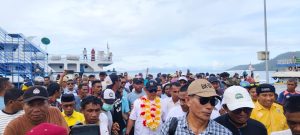 Ribuan Warga Hal-Sel Sambut Kedatangan BK-Umar di Dermaga Babang