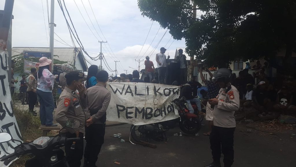Warga Fitu Blokir Jalan, Tuntut Kepastian Lahan Kubur