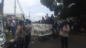 Warga Fitu Blokir Jalan, Tuntut Kepastian Lahan Kubur