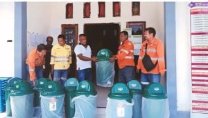 NHM Distribusikan Tempat Sampah di Desa Gamlaha, Dukung Kelestarian Lingkungan