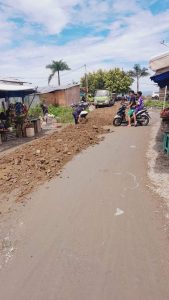 Sahabat BK-UHS Timbun Jalan Berlubang di Pasar Labuha, Beri Kenyamanan Warga