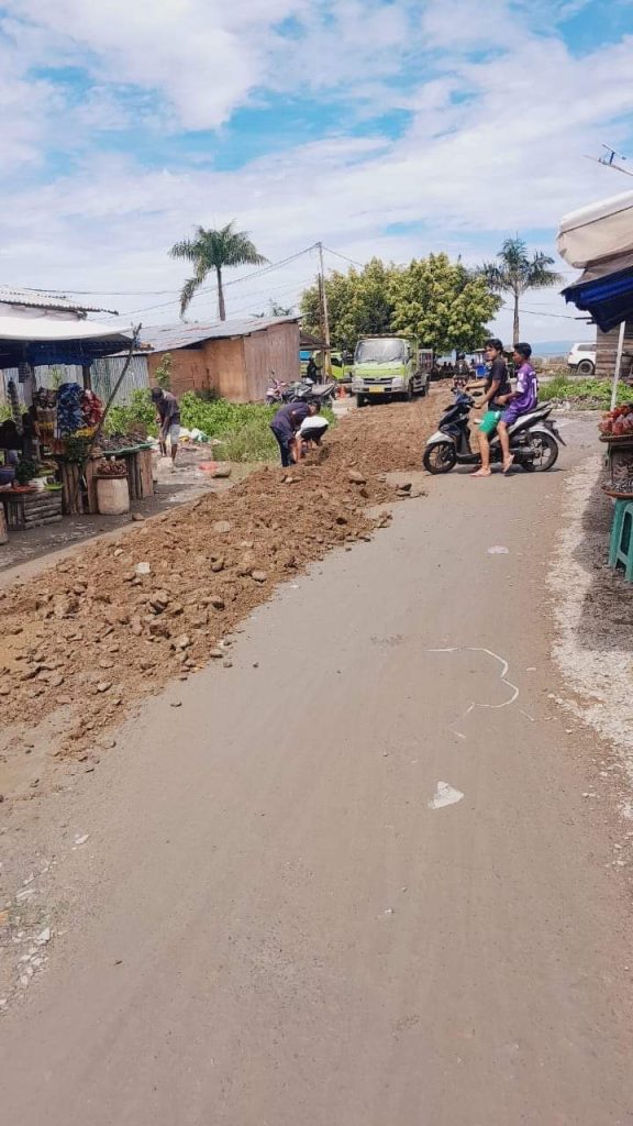 Sahabat BK-UHS Timbun Jalan Berlubang di Pasar Labuha, Beri Kenyamanan Warga