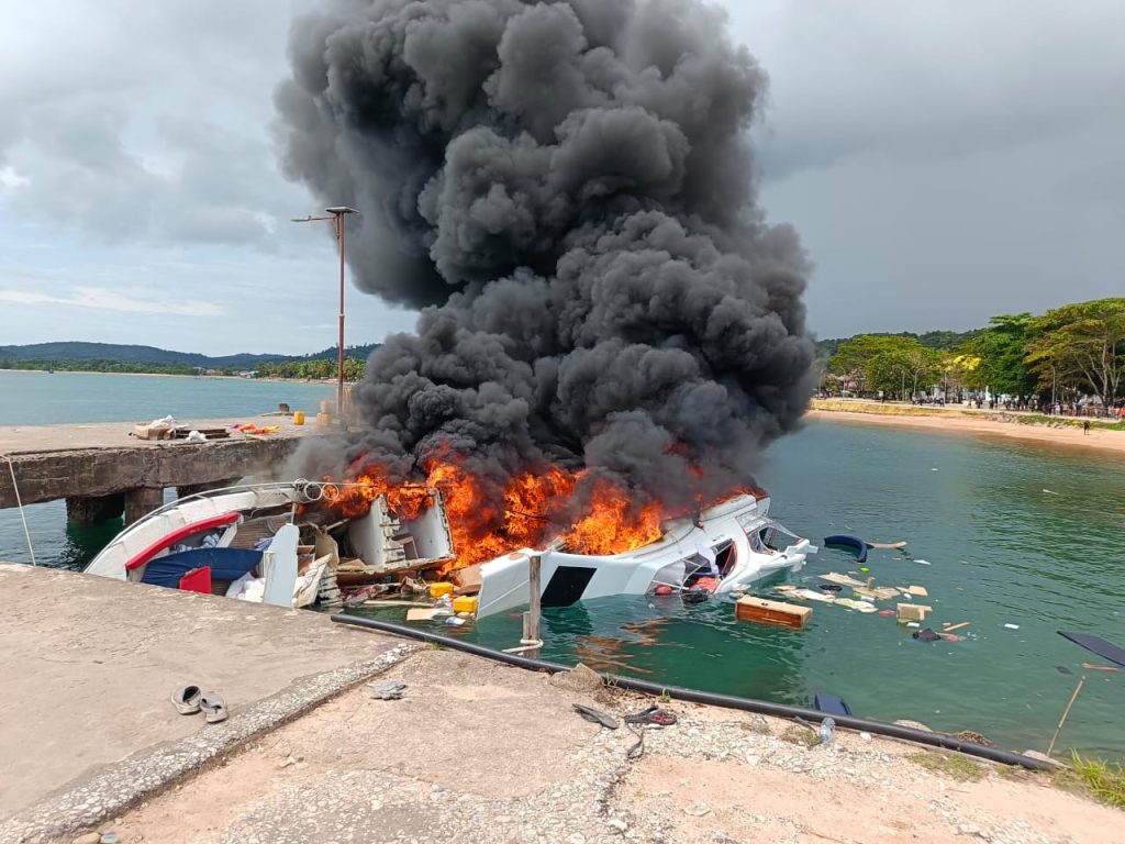 BreakingNews: Speedboat Kampanye Benny Laos Meledak dan Terbakar di Dermaga Bobong