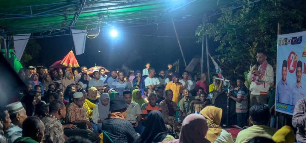 Warga Wayaua Terjang Hujan untuk Hadiri Kampanye Aliong-Sahril