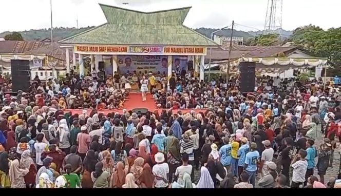 
 Ribuan Massa Hadiri Kampanye Akbar Aliong-Sahril di Lapangan Samargalila