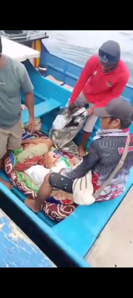 Warga yang sakit dari batang dua kemudian dilakukan rujuk ke RSUD di Ternate, menggunakan perahu seadanya.
