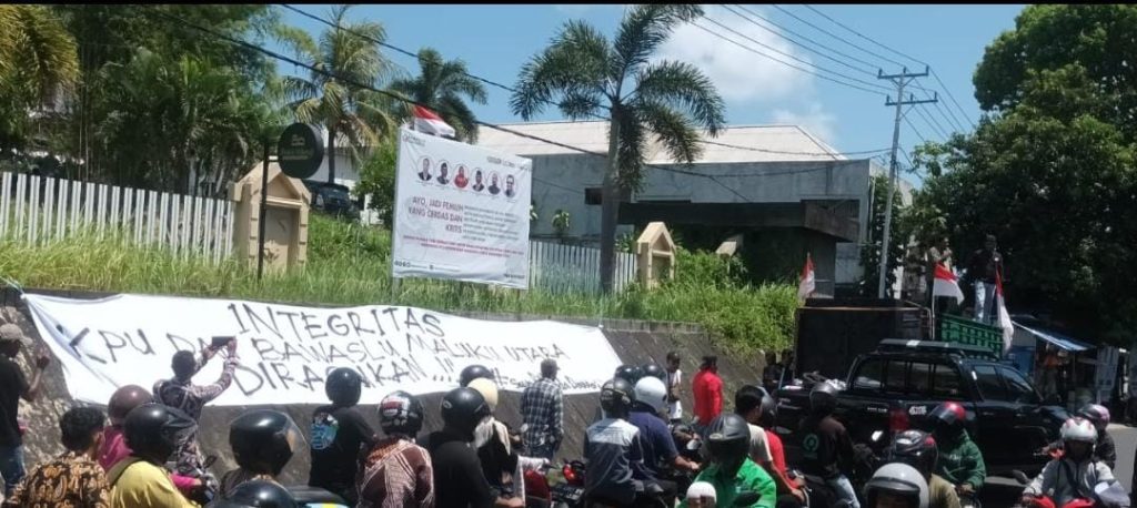 Unjuk Rasa Massa Tuntut Pembatalan Pencalonan Sherly Tjoanda di Pilgub Maluku Utara