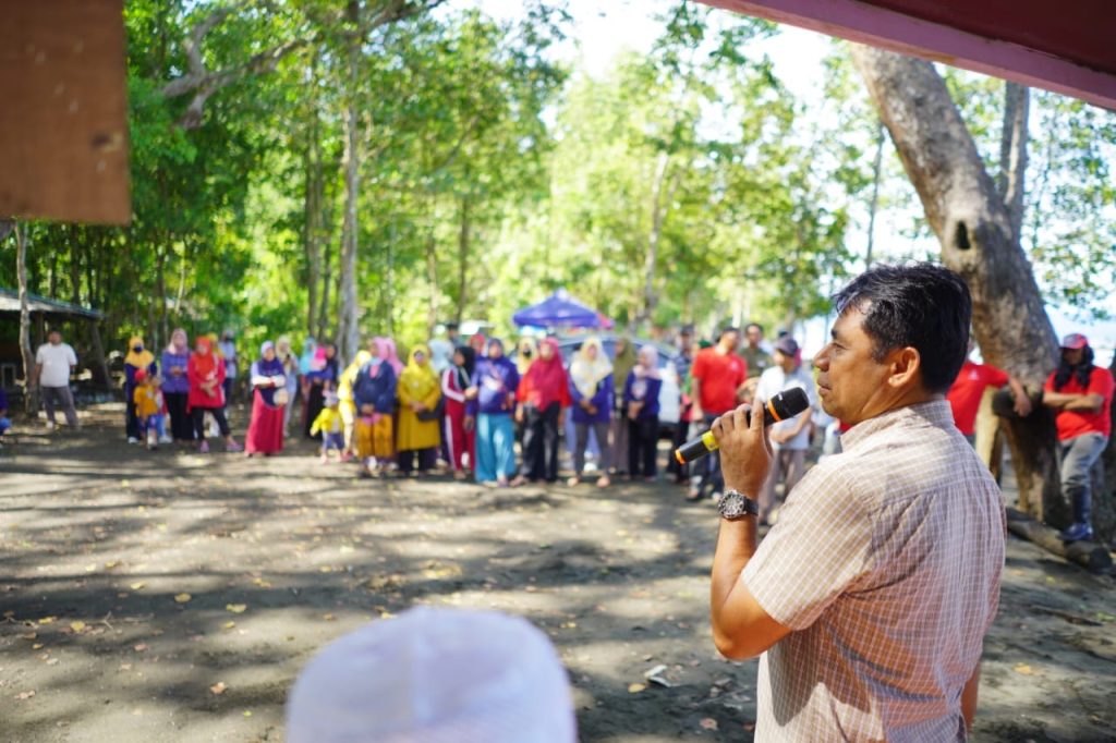 Warga Sampaikan Aspirasi Saat Paslon Ubaid-Anjas Blusukan di Wasile Timur