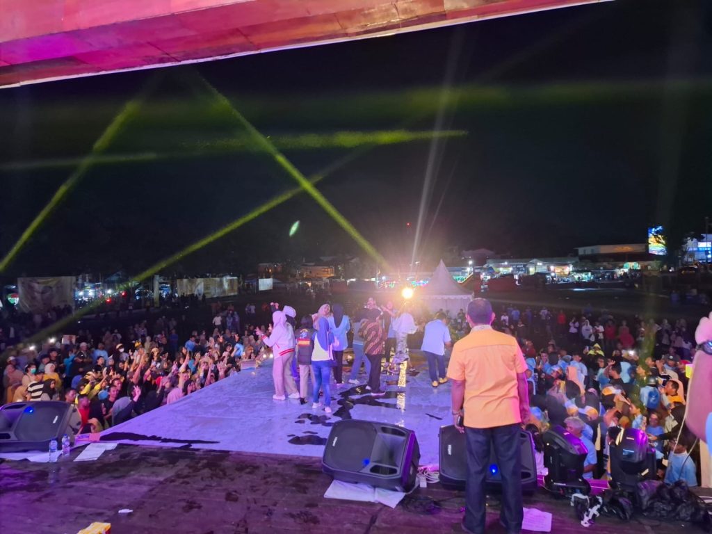 Ribuan Pendukung Antusias Padati Kampanye AM-SAH Meski Diguyur Hujan