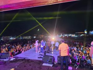 Ribuan Pendukung Antusias Padati Kampanye AM-SAH Meski Diguyur Hujan