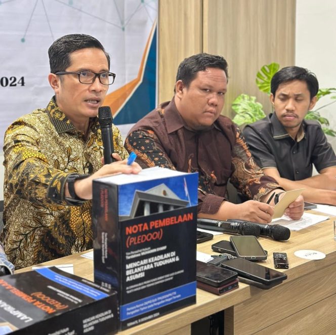 
 Ketua Tim PH dari terdakwa Muhaimin Syarif (Febri Diansyah)