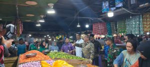 Wali Kota Ternate Sidak Pasar Jelang Nataru, Pedagang Keluhkan Biaya Angkutan