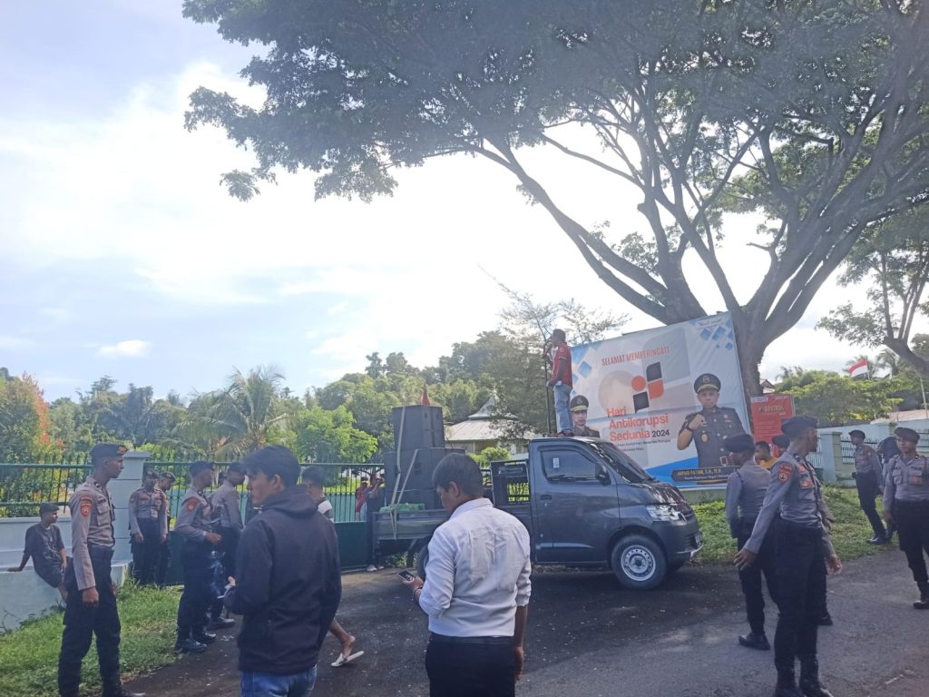Puluhan Massa Demo Kejari Halsel, Tuntut Tuntaskan Skandal Korupsi BPRS Rp15 Miliar
