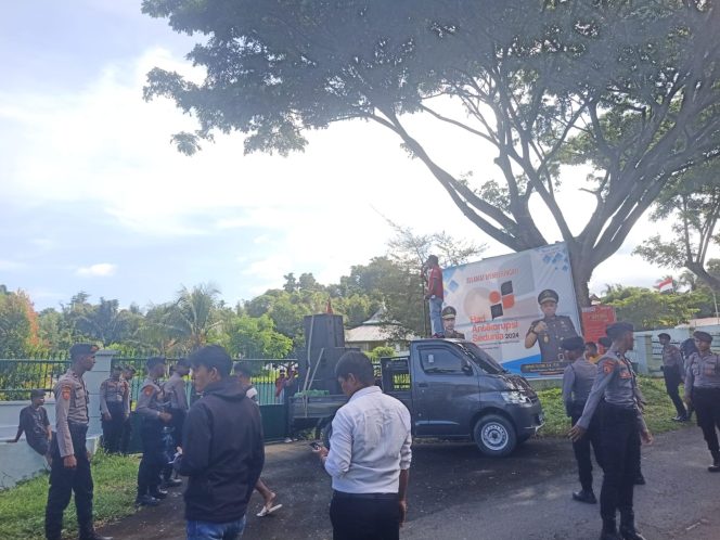 
 Puluhan Massa Demo Kejari Halsel, Tuntut Tuntaskan Skandal Korupsi BPRS Rp15 Miliar