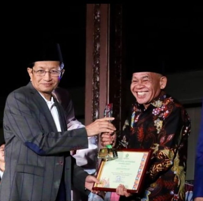 
 Kepala Kemenag Malut, saat menerima penghargaan