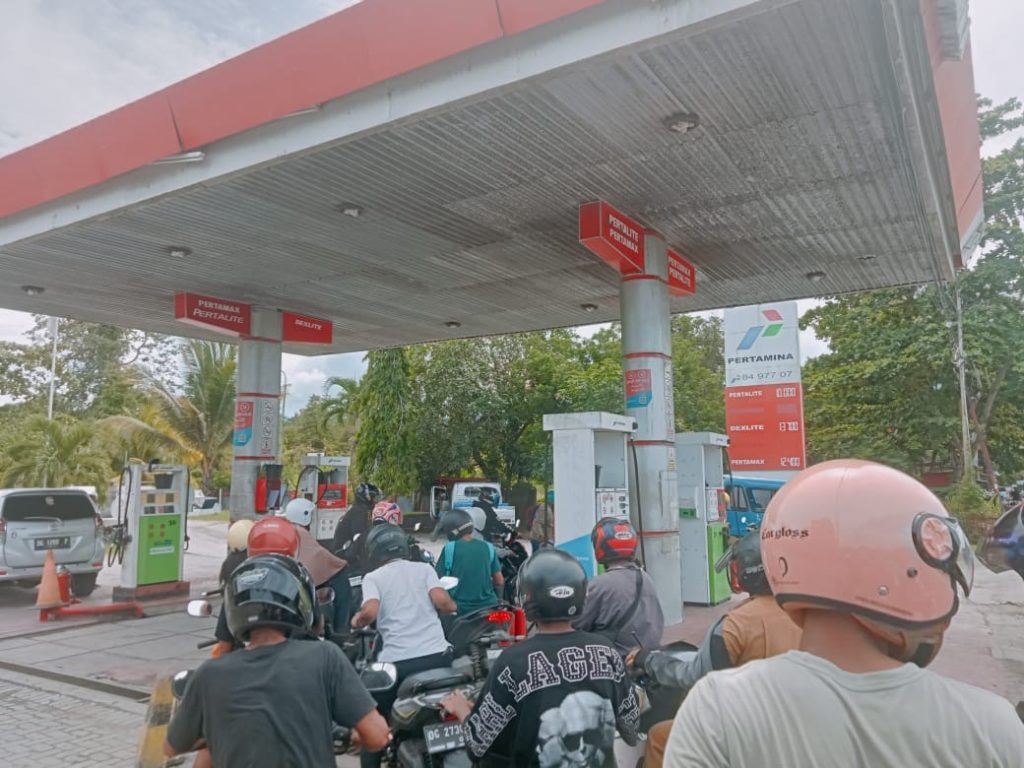Krisis BBM di Labuha, Pengendara Rela Antre Panjang di SPBU