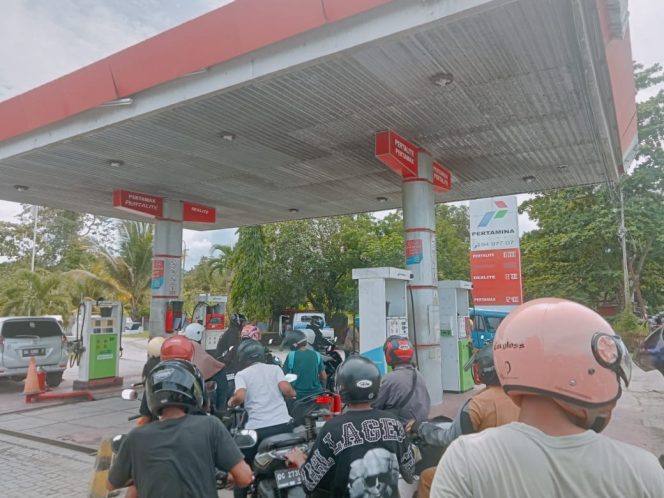 
 Krisis BBM di Labuha, Pengendara Rela Antre Panjang di SPBU