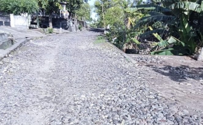 
 Jalan Lingkar Pulau Makian, Halmahera Selatan yang belum selesai dikerjakan.
