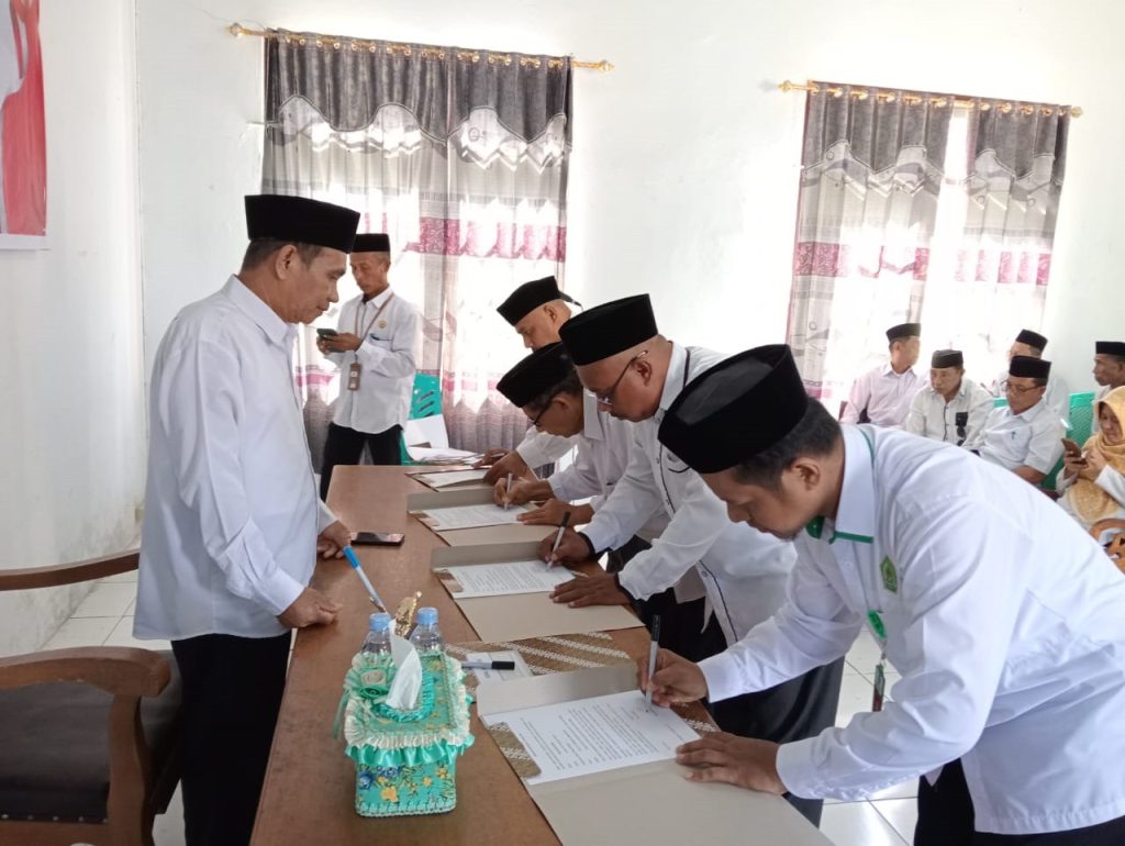 Kemenag Halsel Teken Perjanjian Kinerja dan Serahkan DIPA 2025