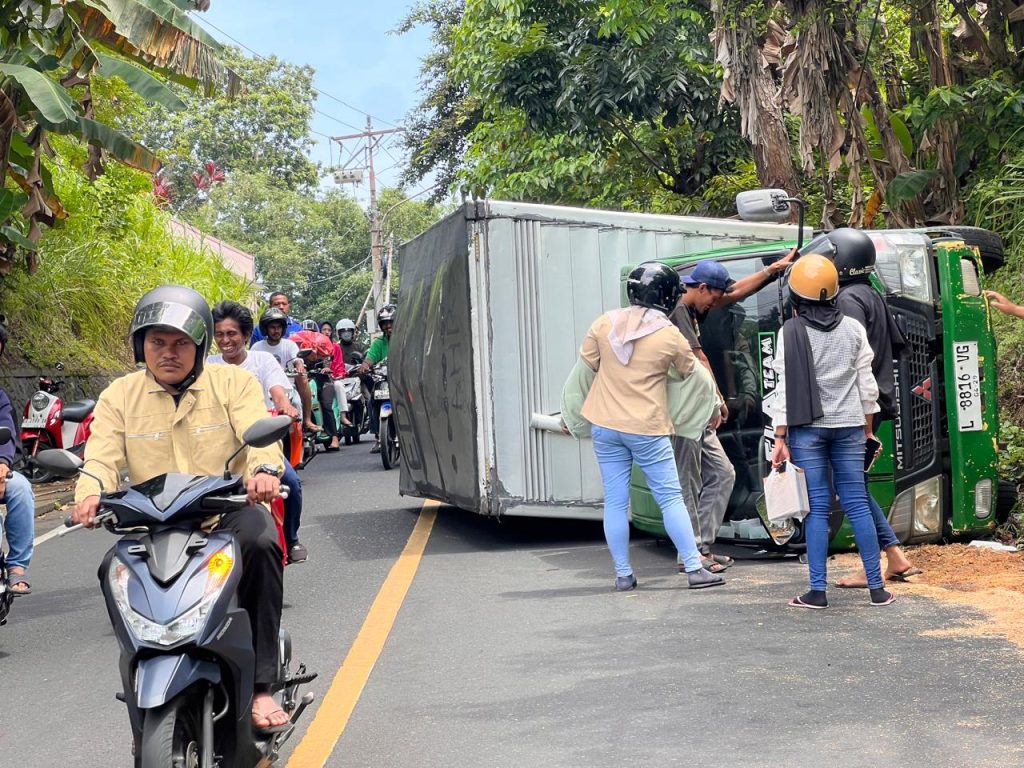 Rem Blong, Mobil Boks Terbalik di Tikungan Ngade