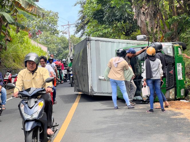 
 Rem Blong, Mobil Boks Terbalik di Tikungan Ngade
