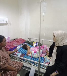 Husni Bopeng Jenguk Anak Korban Serangan Babi Liar di Rua