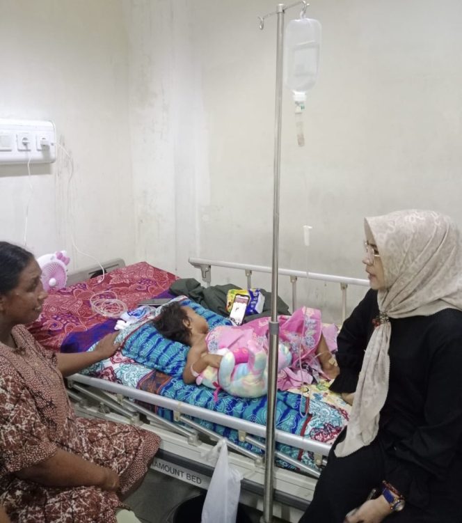 
 Husni Bopeng Jenguk Anak Korban Serangan Babi Liar di Rua