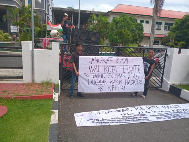 
 Aksi Unjuk Rasa di depan Kejaksaan Tinggi Ternate.