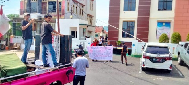 
 Aksi unjuk rasa di depan pengadilan negeri ternate.